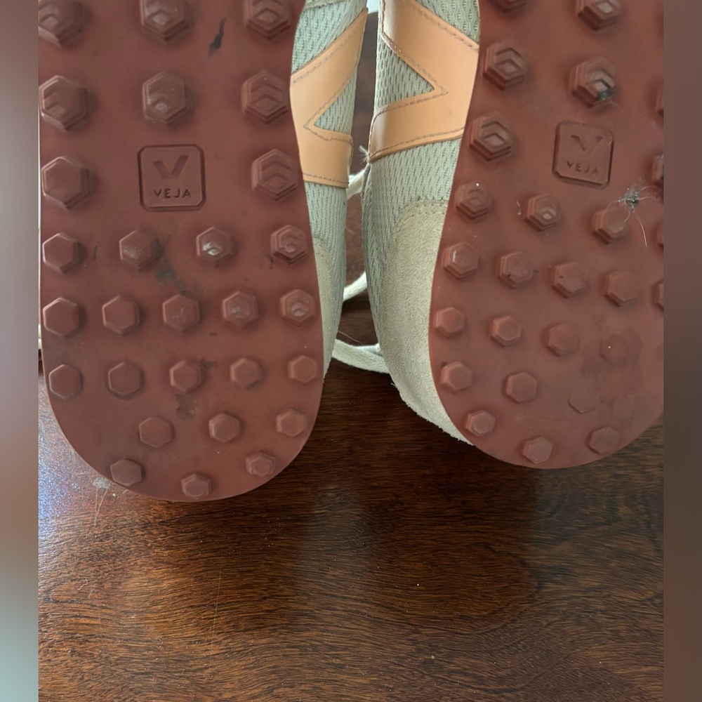 Veja women’s shoe size 7 - Picture 7 of 8